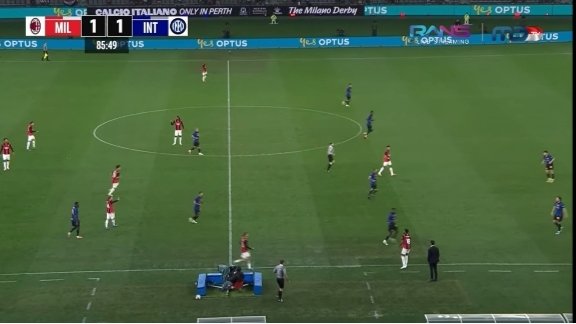 Windekind_Budi's tweet photo. Pertandingan sepakbola adalah hiburan bagi banyak orang. Penontonnya beragam, dari bocah sampai mbah-mbah.

Kemasan tayangan dibikin have fun & santai, sepenuhnya jadi hak pihak pemegang siar.

Namun karena audiens tayangan sepakbola yang luas, baiknya diperhatiin juga aturan mainnya. Jangan los dol bebas semaunya.

Nonton sama keluarga lalu denger kalimat yang gak pantes kan ngurangi makna hiburan dari laga sepakbola itu sendiri.
