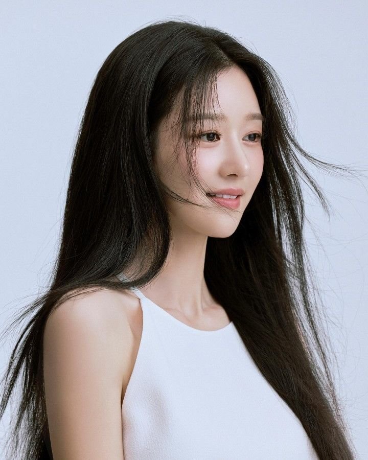 yyeajii's tweet photo. @ACTOMODACHl Hello everyone!
My name is Seo Yeaji, a South Korean actress. I was born on April 6, 1990, 
I made my acting debut in 2013 and have appeared in various dramas and films. Some of my well-known works include It's Okay to Not Be Okay, Eve, Lawless Lawyer, and Save Me. https://t.co/Unq1mWCEia