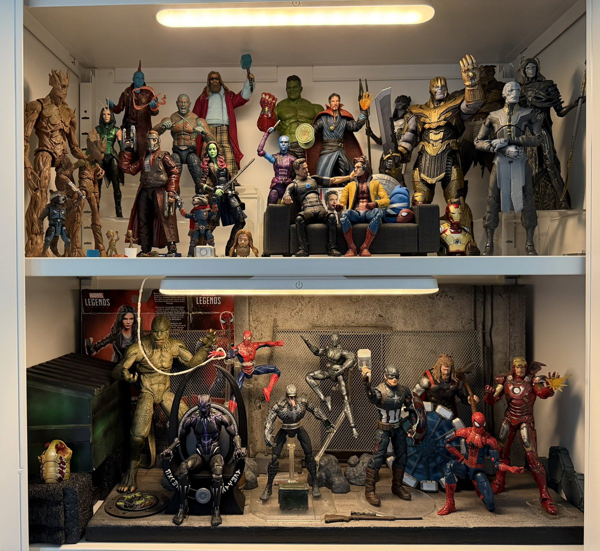 NarasiVisual's tweet photo. Tau gak? Selain Samsung, ROG, dan brand lain yang numpang ngiklan di film Spider-Man: Brand New Deals... eh, Brand New Days, 

ada satu "aktor" lain yang diam-diam ikut ngarahin kisah Spidey. 

Bukan sutradaranya. Bukan Tom Holland. Bukan juga Kevin Feige. 

Tapi: perusahaan MAINAN. 

Dan fenomena ini udah jalan puluhan tahun, dari Hollywood sampai industri anime. 

Yuk kita bongkar.

A thread 🧵 by Narasi Visual￼