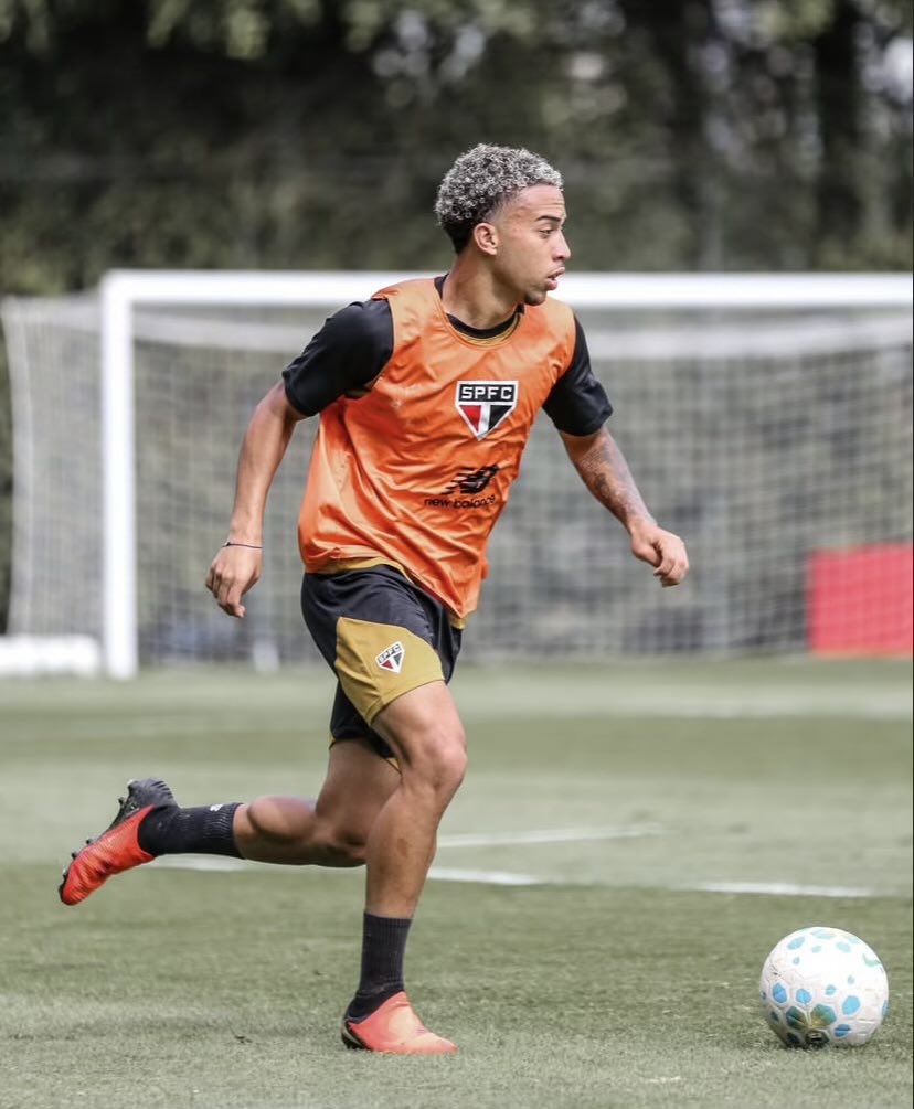 spfcinfoss's tweet photo. Segundo @bielvaquer, o meio-campista Pedro Ferreira chamou a atenção de Carlo Ancelotti.

O técnico da Seleção Brasileira conversou com Paulo Victor, treinador das categorias de base da Amarelinha, para buscar informações sobre o jogador. https://t.co/vYizVWd6Zo
