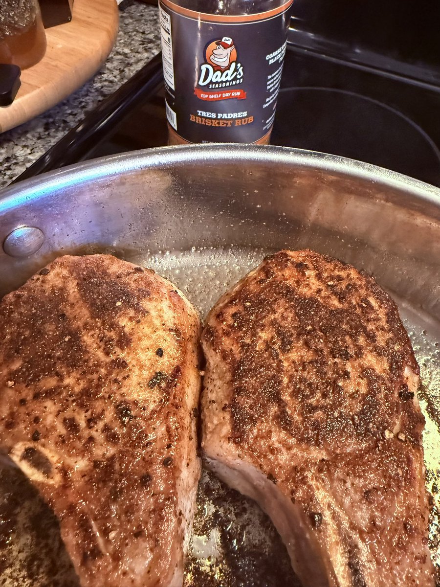 AnthonyTom87828's tweet photo. Thick cut Berkshire chops with fig preserves, Dijon slaw, garden tomato and fresh corn! Happy Wednesday 🌽🍅 https://t.co/81qUhpP8b7