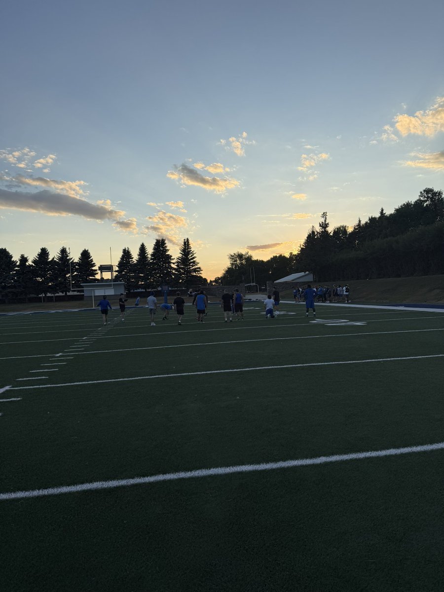 coachlarsonmsu's tweet photo. Another beautiful night in Mayville North Dakota! #RollMets https://t.co/ny5s8hM29P