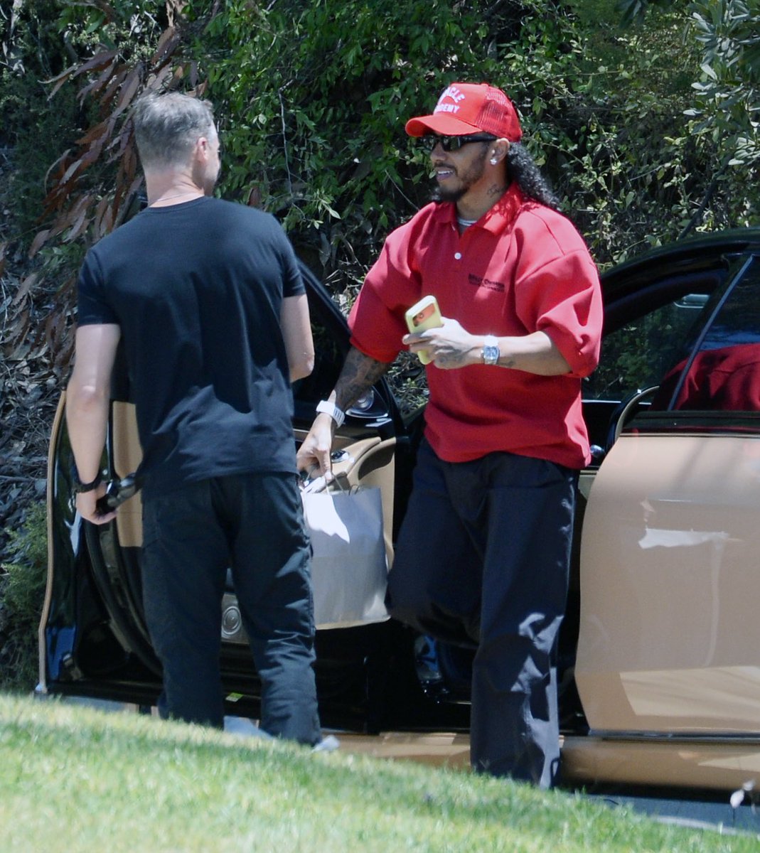 21metgala's tweet photo. Lewis Hamilton is spotted bringing lunch to set for Kim Kardashian in Los Angeles. https://t.co/ShUWZTNH1F