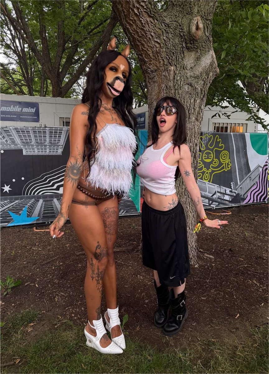 angelit0_bb's tweet photo. REINAS! Nueva foto de Six Sex &amp; HorsegiirL en el Lollapalooza Chicago 💚 https://t.co/MS4SVkGYoy