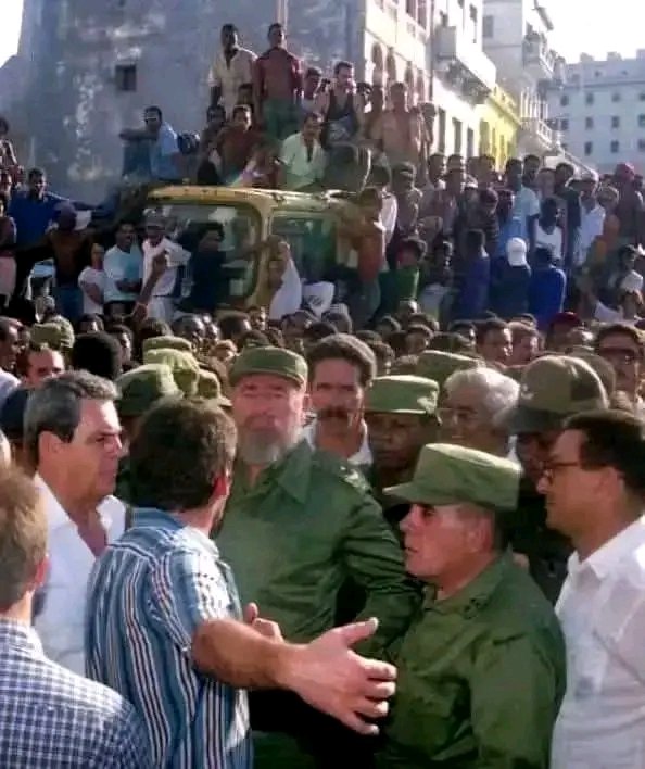 Colina_CTCuba's tweet photo. 🇨🇺✊¡Y en eso llegó Fidel! 

#CubaEstáFirme https://t.co/JfWthtWy28