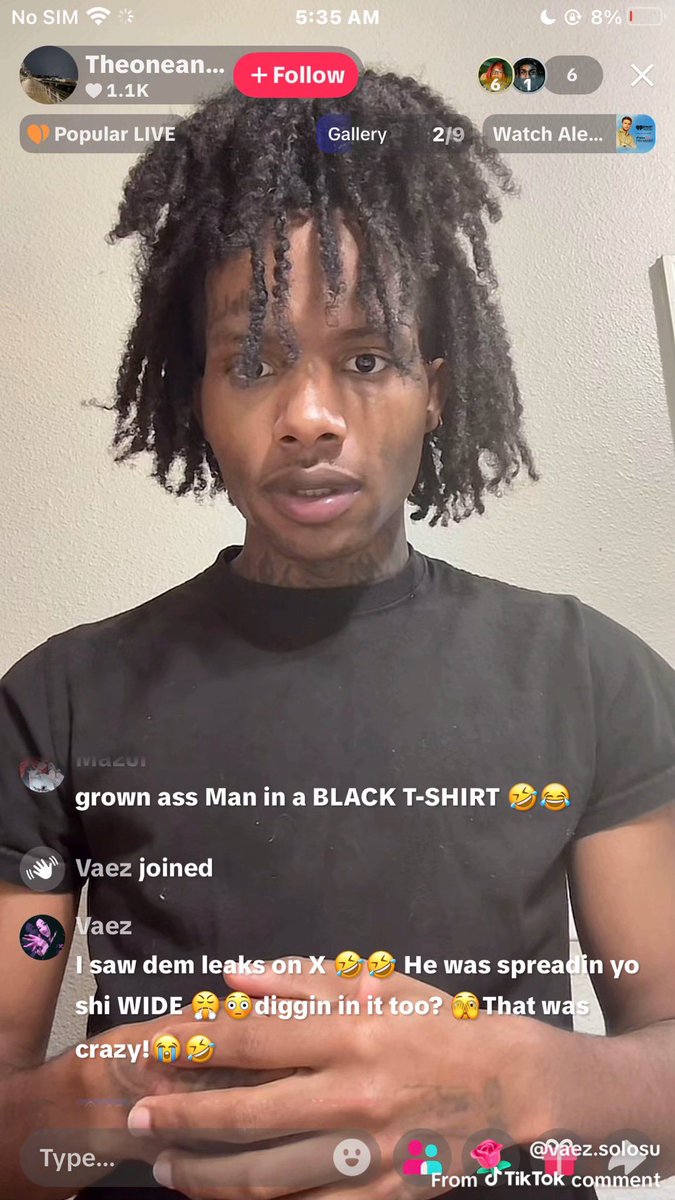 Memes_shitposts's tweet photo. He’s tryna ignore it https://t.co/uHa1cTW6hb