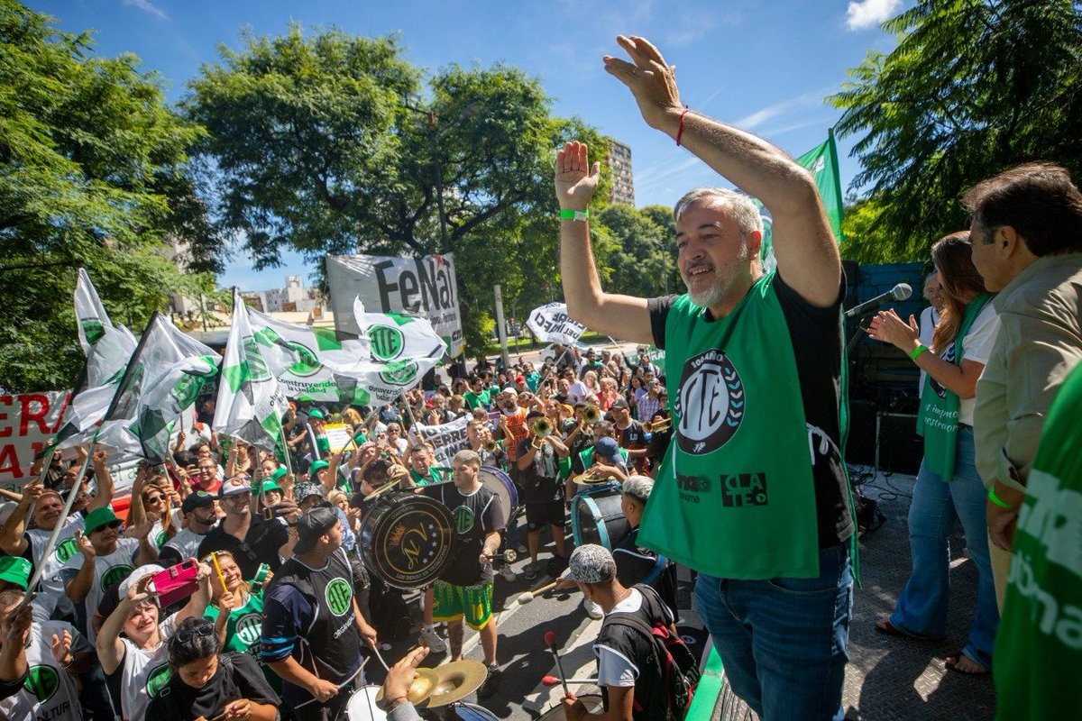 rodoaguiar's tweet photo. AHORA!!
ATE DESTACA LA CAÍDA DEL CAPÍTULO DE LA LEY DE TIERRAS PERO MANTIENE LA MOVILIZACIÓN AL CONGRESO!!

A MILEI SE LE ESTÁN TERMINANDO LAS BALAS Y CUANDO ESO SUCEDA, VAMOS A IR POR ÉL!!

Celebramos no solo que la sociedad le haya PASADO POR ENCIMA AL GOBIERNO y a los partidos que han decidido ser cómplices de la entrega rechazando este proyecto, sino también que estemos ante un pueblo que rechace a un Gobierno que quiere ENTREGAR AL PAÍS ENTERO con todos sus recursos.
Igual vamos a movilizar para seguir REPUDIANDO A LOS SENADORES han tergiversado su representación, porque debieran impulsar y votar iniciativas para defender los intereses de nuestra nación y no rematarla.
Este es un avance significativo de la lucha. Quedó demostrado que SOLO ESTANDO EN LA CALLE VAMOS A SEGUIR RECUPERANDO SOBERANÍA.