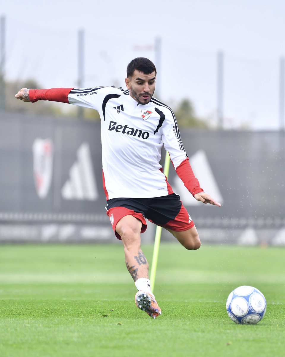 RiverPlate's tweet photo. ⏱️ Nuevo día de trabajo 💪✔️

#VamosRiver 🤍❤️🤍 https://t.co/SYgIinxLXI