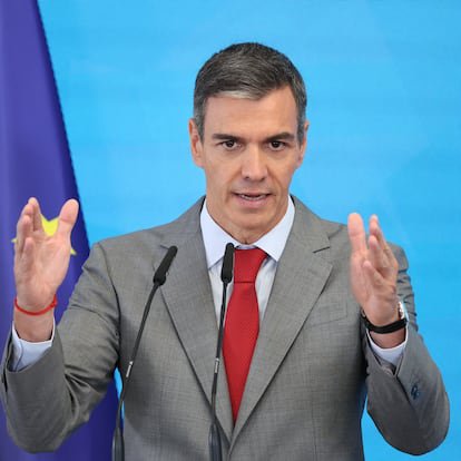 plario214541's tweet photo. Este sinverguenza está chantajeado y bajo el  control d Marruecos . Después d darles más de mil millones  d € para infraestructuras y material , ahora permite que invadan Ceuta . 
Sánchez es un peligro para la Seguridad Nacional . No puede estar ni un segundo más d presidente . https://t.co/wSkddVy2bv