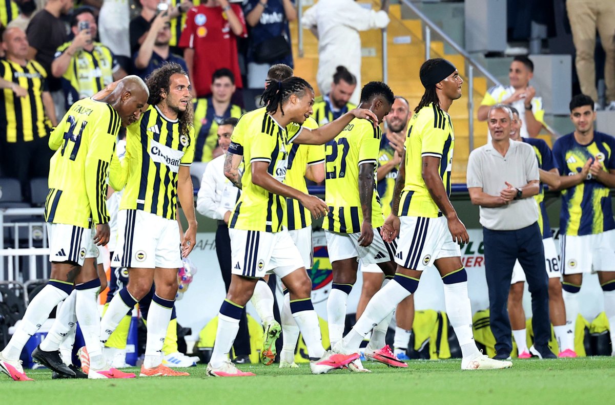 Fenerbahce's tweet photo. Gururlu bakışlar her şeyi anlatıyor. 💛💙 https://t.co/hmZPWn4nOr