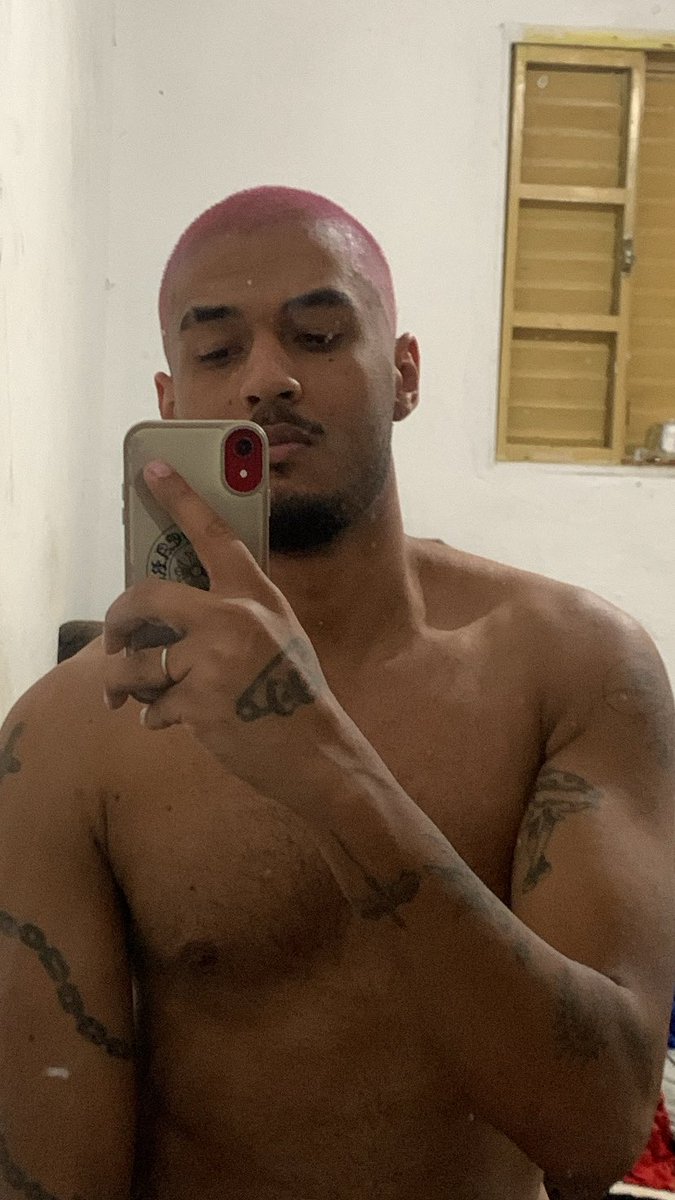 papibones03's tweet photo. agora minha personalidade vai ser ter careca rosa https://t.co/gq8k2H1uhN