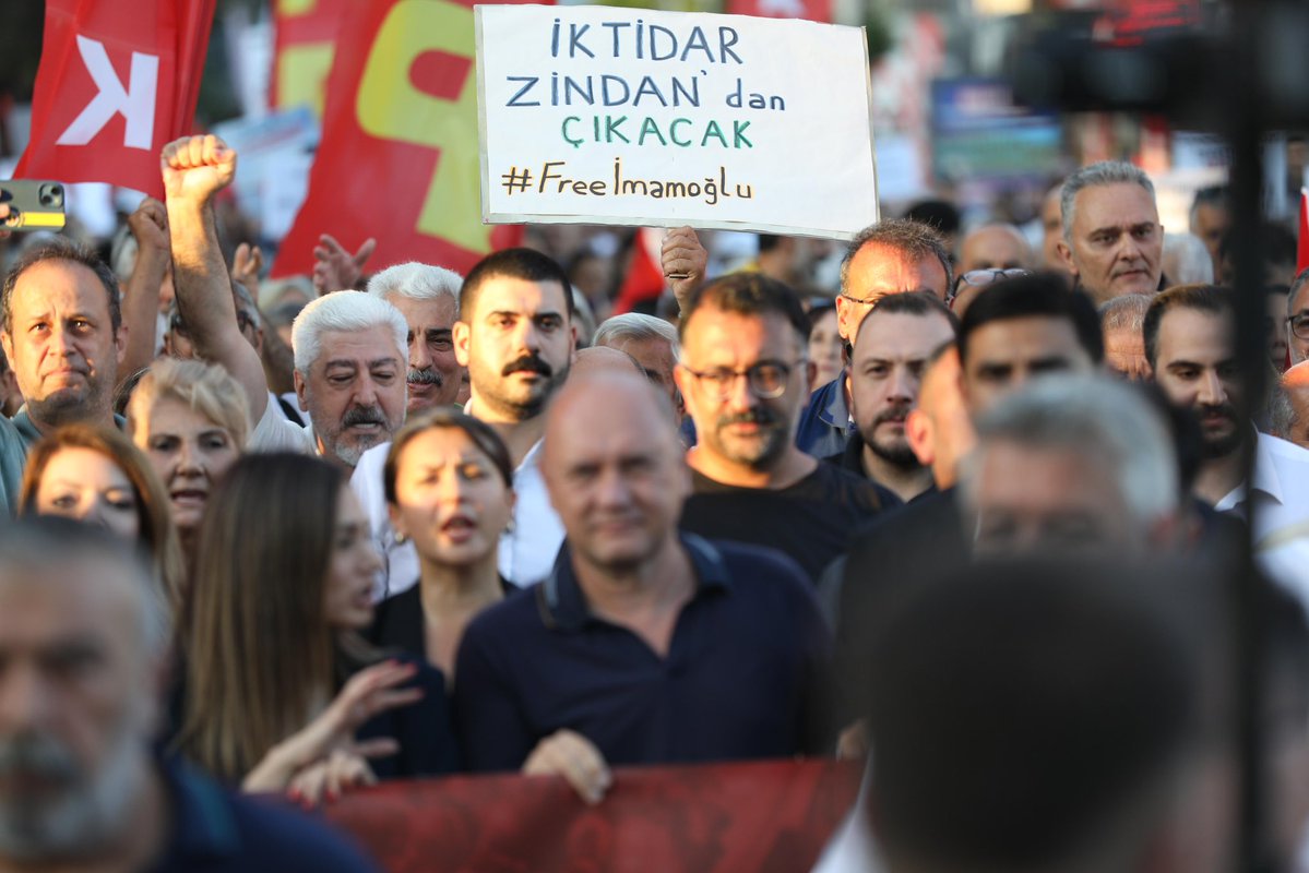 YeniPartikartl's tweet photo. Millet iradesine sahip çıkmak için Tuzla’da halkımızla yürüdük.

Operasyonlarla, baskılarla ve tehditlerle milletin iradesi teslim alınamaz. Tuzla halkının sandıkta verdiği yetki pazarlık konusu yapılamaz. Son sözü yine millet söyleyecek.
#yenipartikartal https://t.co/x2TVlaOkB2