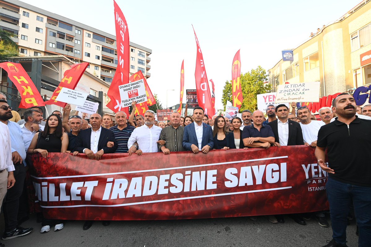 YeniPartikartl's tweet photo. Millet iradesine sahip çıkmak için Tuzla’da halkımızla yürüdük.

Operasyonlarla, baskılarla ve tehditlerle milletin iradesi teslim alınamaz. Tuzla halkının sandıkta verdiği yetki pazarlık konusu yapılamaz. Son sözü yine millet söyleyecek.
#yenipartikartal https://t.co/x2TVlaOkB2