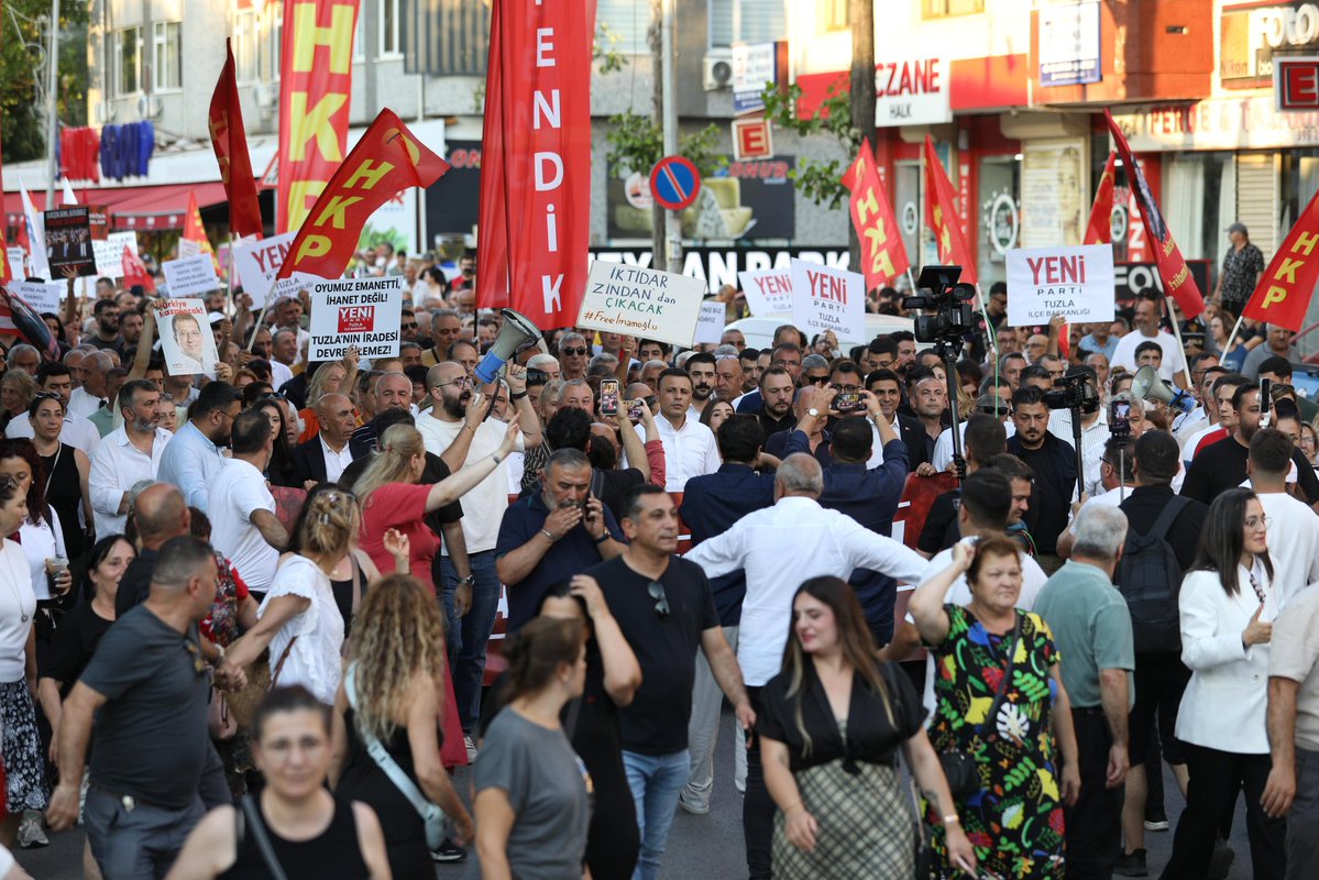 YeniPartikartl's tweet photo. Millet iradesine sahip çıkmak için Tuzla’da halkımızla yürüdük.

Operasyonlarla, baskılarla ve tehditlerle milletin iradesi teslim alınamaz. Tuzla halkının sandıkta verdiği yetki pazarlık konusu yapılamaz. Son sözü yine millet söyleyecek.
#yenipartikartal https://t.co/x2TVlaOkB2