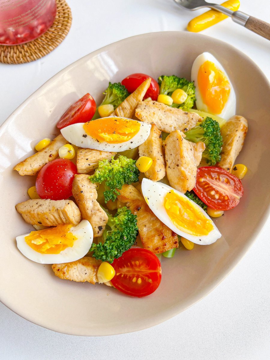 JYves35's tweet photo. [A quick u0026 tasty grilled chicken salad for lunch—lean protein + fresh veggies = fuel your day without the extra calories!  #减脂餐 #HealthyEating]， https://t.co/5SwkCQslyW