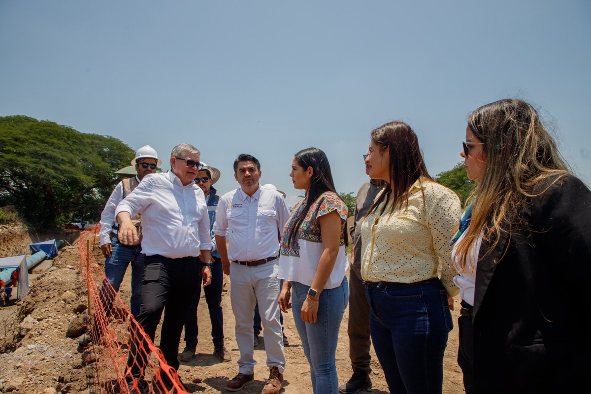 indira_vizcaino's tweet photo. Recibimos en Colima al director general de @conagua_mx, Efraín Morales López, y a su equipo de trabajo.

Realizamos un recorrido de supervisión en uno de los puntos de la construcción del Acueducto Agua para Colima🚰, una obra estratégica que ya registra un 45% de avance y que garantizará el abastecimiento de agua para la zona conurbada de Colima y Villa de Álvarez.

Agradezco el respaldo del @GobiernoMX y de nuestra presidenta, Claudia Sheinbaum Pardo (@Claudiashein), por impulsar esta obra que fortalecerá el acceso al agua para miles de familias colimenses.