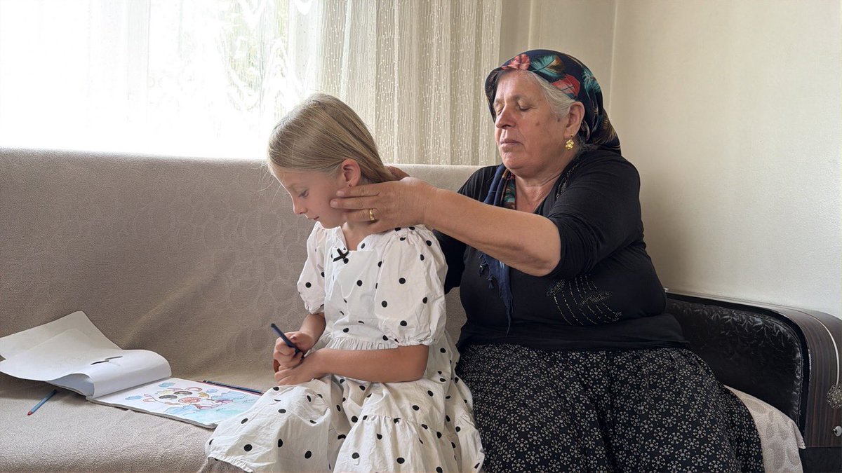 karsitmedya's tweet photo. Türkiye günlerdir onları konuşuyor.

Adıyaman'da yaşayan ve evliliklerinin 34. yılında tüp bebek yöntemiyle ikiz kız çocuğu sahibi olan ve ailecek yaptıkları Anıtkabir ziyaretiyle sosyal medyada gündem olan Doğan ailesi çocuklarıyla yaşadıkları mutluluğu paylaştı. https://t.co/WIlybpVqKk