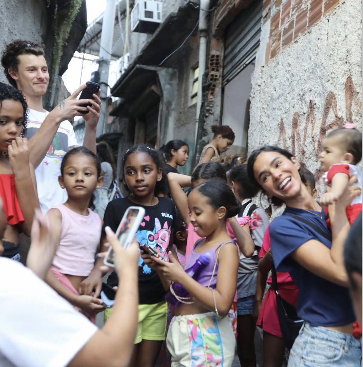 ShawnMendesBRA's tweet photo. Shawn Mendes e Bruna Marquezine na Casa Amarela Providência ontem no Rio de Janeiro 💛 https://t.co/fxmxTkulCX