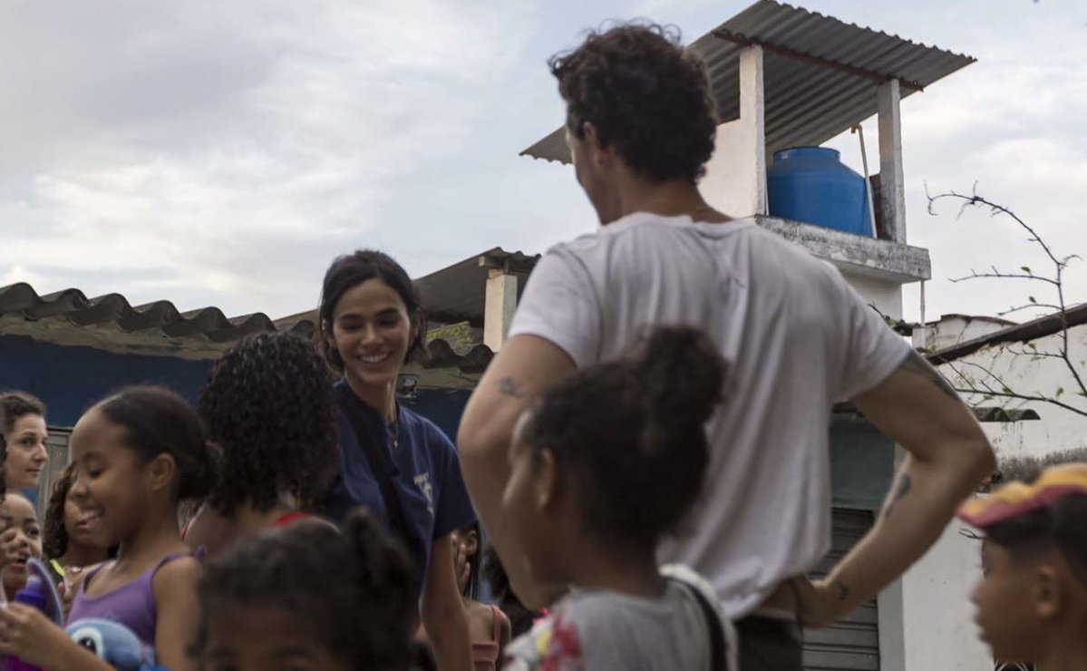 ShawnMendesBRA's tweet photo. Shawn Mendes e Bruna Marquezine na Casa Amarela Providência ontem no Rio de Janeiro 💛 https://t.co/fxmxTkulCX