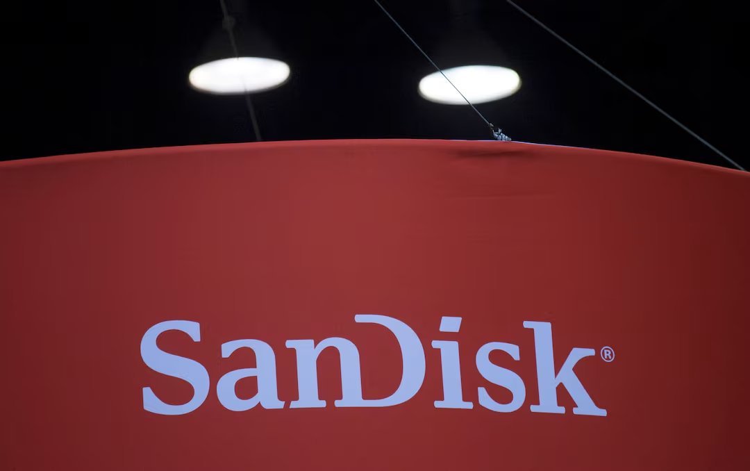 wallstengine's tweet photo. SANDISK $SNDK Q4 EARNINGS HIGHLIGHTS

🔹 Revenue: $8.97B (Est. $8.6B) 🟢; +372% YoY, +51% QoQ
🔹 Adj. EPS: $39.25 (Est. $34.45) 🟢; +68% QoQ
🔹 Adj. Gross Margin: 84.6% (Est. 81.5%) 🟢; + 58.2 ppt YoY

Q1'27 Guide:
🔹 Revenue: $10.3B-$10.8B (Est. $11.1B) 🔴
🔹 Adj. EPS: $44.00-$46.00 (Est. $45.50) 🟡
🔹 Adj. Gross Margin: 83.0%-85.0%
🔹 Diluted Shares Outstanding: ~155M

End Market Revenue:
🔹 Datacenter: $2.98B; +103% QoQ
🔹 Edge: $5.43B; +48% QoQ, +392% YoY
🔹 Consumer: $556M; -32% QoQ, -5% YoY

Other Q2 Metrics:
🔹 Adj. Operating Income: $7.10B; +68% QoQ
🔹 New Buyback Authorization: $14B; total remaining $15.5B

Comments:
🔸 “We closed fiscal 2026 with a leading technology portfolio, established datacenter as a key growth pillar, and deepened our customer partnerships”