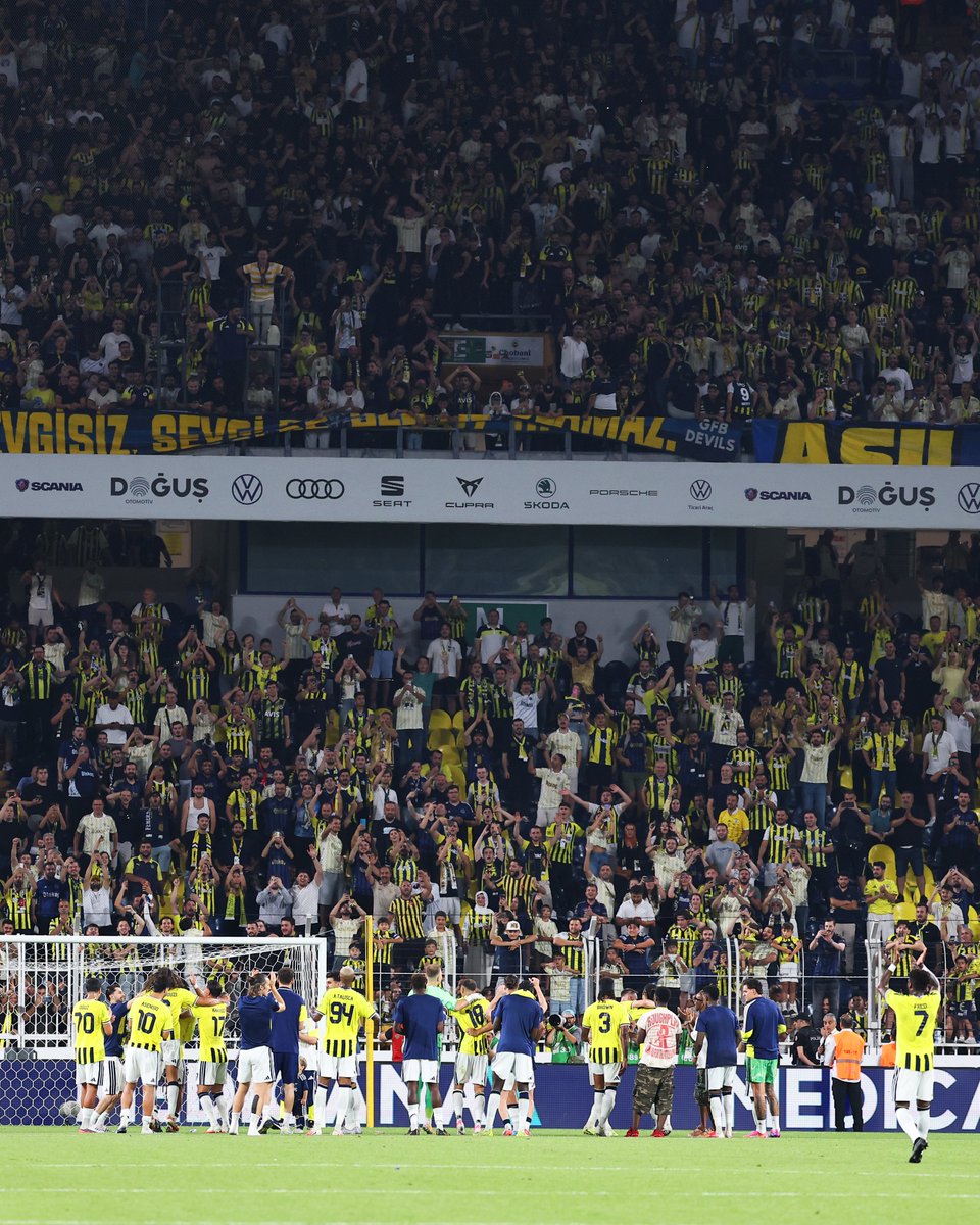 Fenerbahce's tweet photo. Büyük Fenerbahçe Taraftarı tribünde, futbolcularımız sahada…

Omuz omuza, hep birlikte kazanmaya devam edeceğiz. 💪 https://t.co/OS3G2ydkuZ