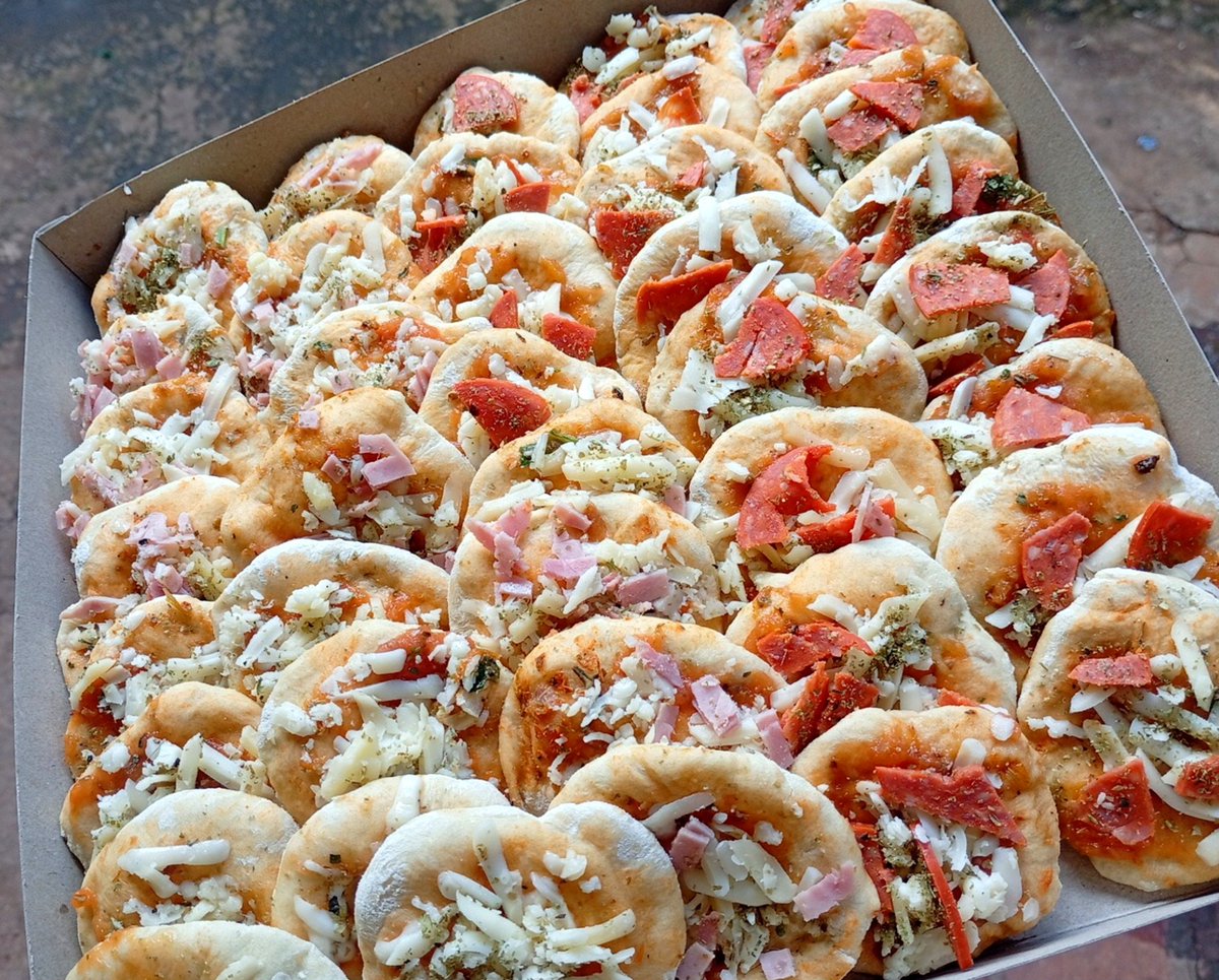 Johanna10722045's tweet photo. Hago también pizzetas tamaño bocadito así mismo por tan solo 80mil
Sabores peperoni, jamón y queso y mozzarella
Vienen 40 unidades pre cocidas aptas para congelar
0982808980 para pedidos 
Agradezco los RT 🙏🙏🙏 https://t.co/xKZvVofqPo