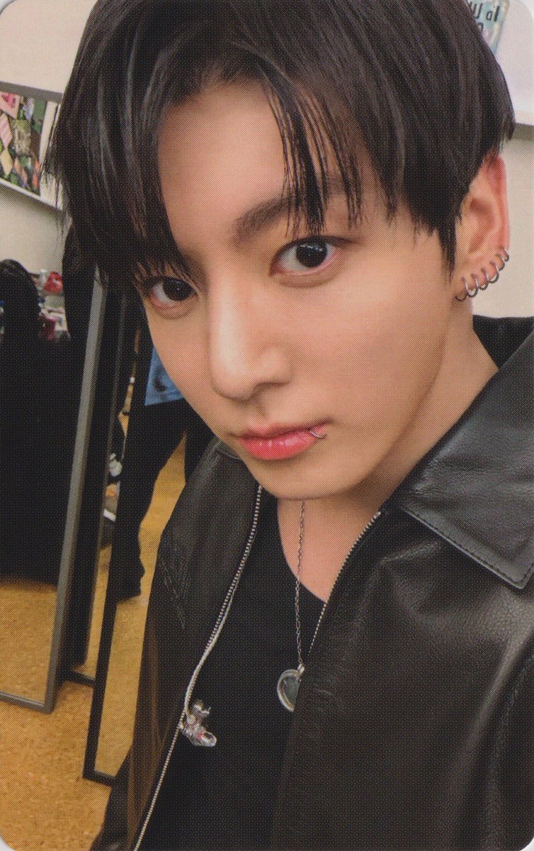 WeBitch1's tweet photo. eu tenho esse jk de busan alguém troca pelo yoongi comigo https://t.co/p7ZDMxB5Yr