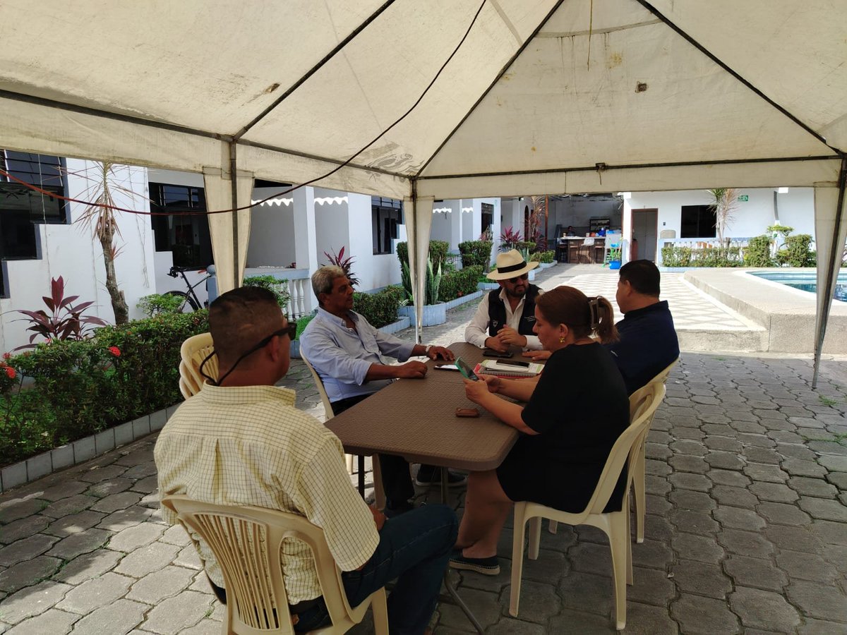 AgrocalidadZ4's tweet photo. 🤝 | #AgrocalidadEnTerritorio

En #Manabí articulamos acciones con @FENAPROPE y actores del sector agropecuario en El Carmen y Pedernales para fortalecer la vigilancia y prevención de riesgos fito y zoosanitarios ante el Fenómeno El Niño.

#ProtegemosElAgroEcuatoriano 💪 https://t.co/XsUgVC0Zdf