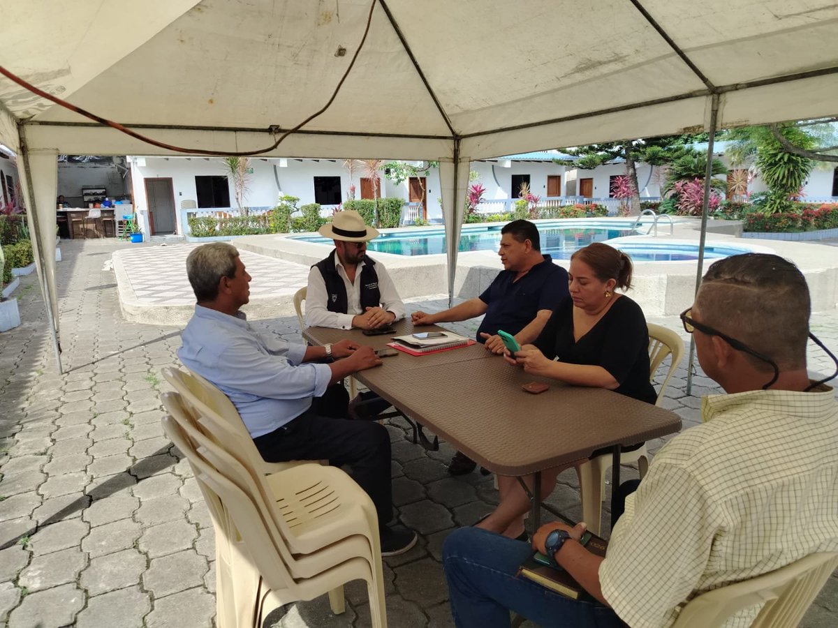 AgrocalidadZ4's tweet photo. 🤝 | #AgrocalidadEnTerritorio

En #Manabí articulamos acciones con @FENAPROPE y actores del sector agropecuario en El Carmen y Pedernales para fortalecer la vigilancia y prevención de riesgos fito y zoosanitarios ante el Fenómeno El Niño.

#ProtegemosElAgroEcuatoriano 💪 https://t.co/XsUgVC0Zdf