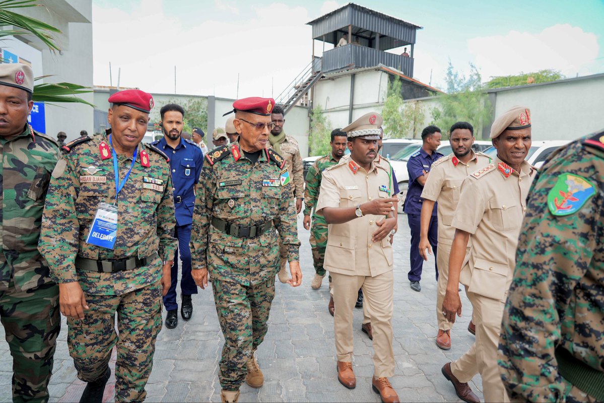 SNAForce's tweet photo. The Commander of the Somali National Armed Forces, Brig. Gen. Ibrahim Mohamed Mohamud, received the Chief of the Djiboutian Armed Forces, Gen. Zakaria Sheikh Ibrahim, in Mogadishu to strengthen security cooperation.

#Somalia #Djibouti #SNAF #AUSSOM https://t.co/uZP5gTfPxW