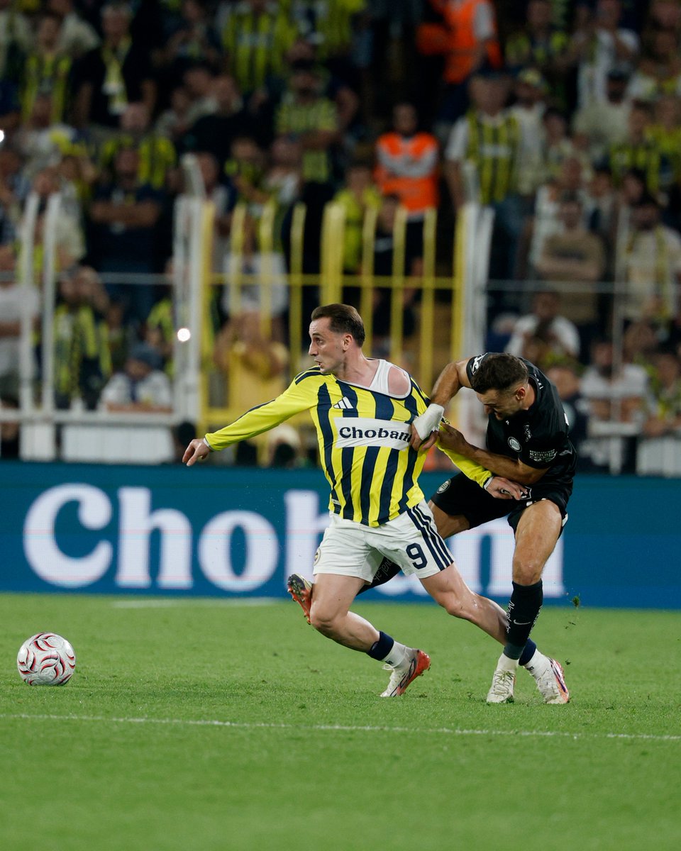 Fenerbahce_EN's tweet photo. Top class tonight. The race to get Aktürkoğlu's shirt started a bit early! 😂 https://t.co/7VffZ2Brox