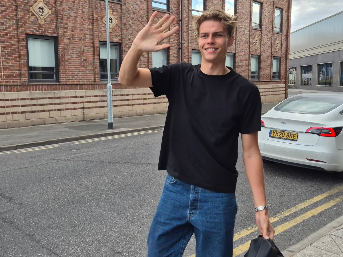 OyvindSivert's tweet photo. Her er en smilende Jens Hjertø-Dahl utenfor hotellet i Hull. Offentliggjøring i morgen? Vi får se. Sak fra @RobbanAndersen for @bladetnordlys https://t.co/sAsprq9edC