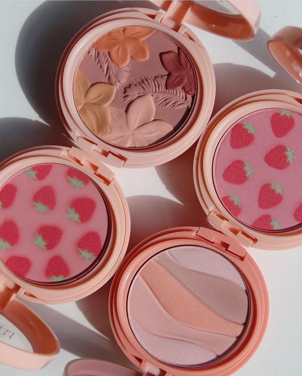 insperarise's tweet photo. pastel makeup compacts 🍓 https://t.co/IBQMxo4RBD