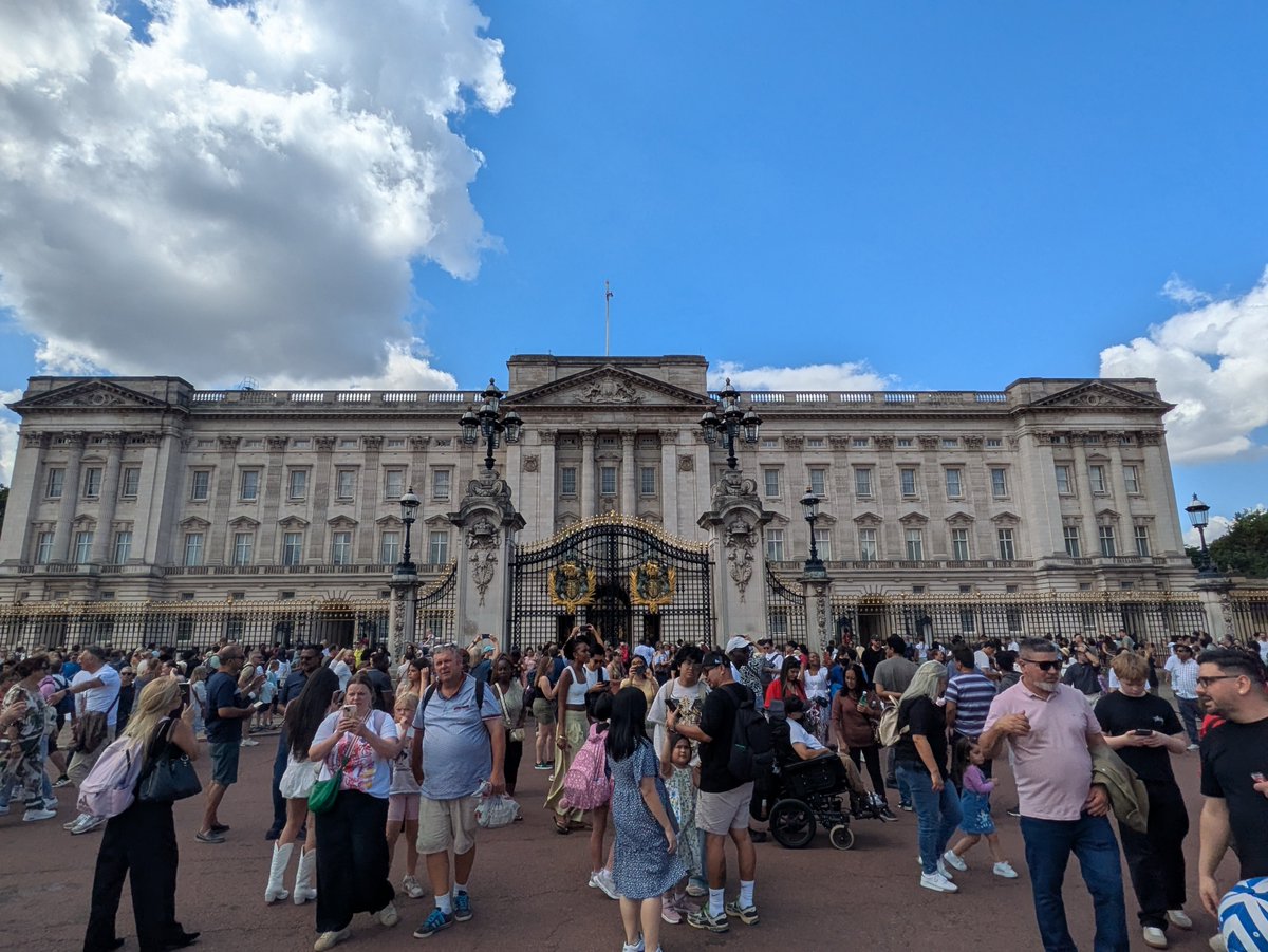sparklegem56's tweet photo. Busy couple of days in the village.
Blimey it was busy and a bit too 🥵 
Fantastic place though just wondering around without checking Google maps every 2 minutes.
Hidden gems everywhere but always seem to end up in Soho 😉😂
Lovely to come back home though and see the dogs 💙 https://t.co/LSMcEtI6uQ