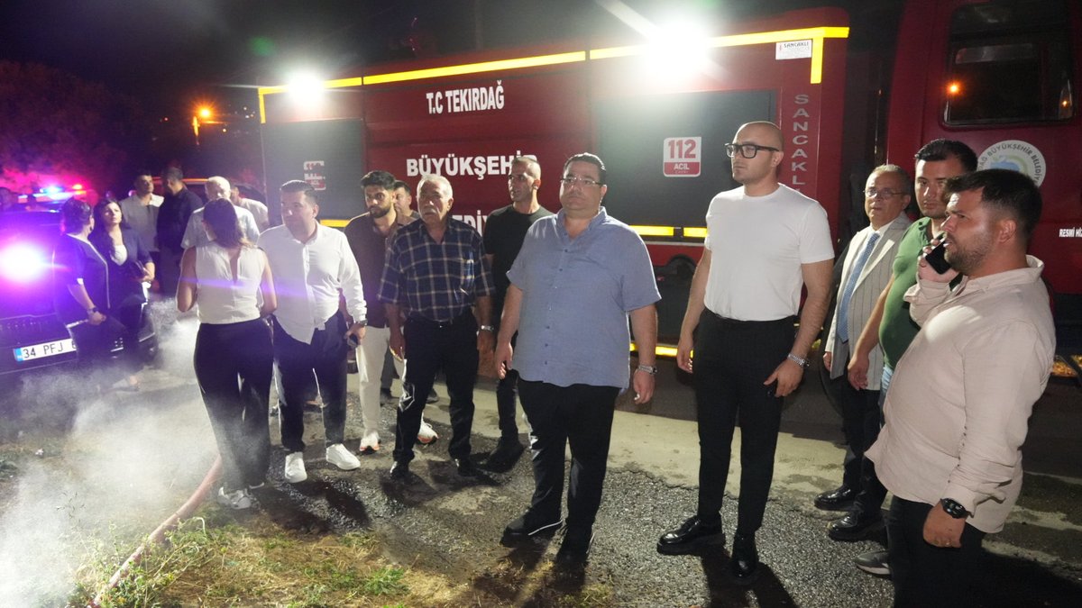 OnurBozkurter's tweet photo. Geçmiş Olsun Marmaraereğlisi 

Bayraklı Tepe mevkiinde meydana gelen yangın hepimizi derinden üzdü.

Can kaybının yaşanmamış olması en büyük tesellimiz. Yangına kısa sürede müdahale eden tüm ekiplerimize teşekkür ediyor, etkilenen vatandaşlarımıza geçmiş olsun dileklerimizi iletiyoruz.

Doğamızı korumak için hep birlikte daha dikkatli olalım. Geçmiş olsun Marmaraereğlisi.