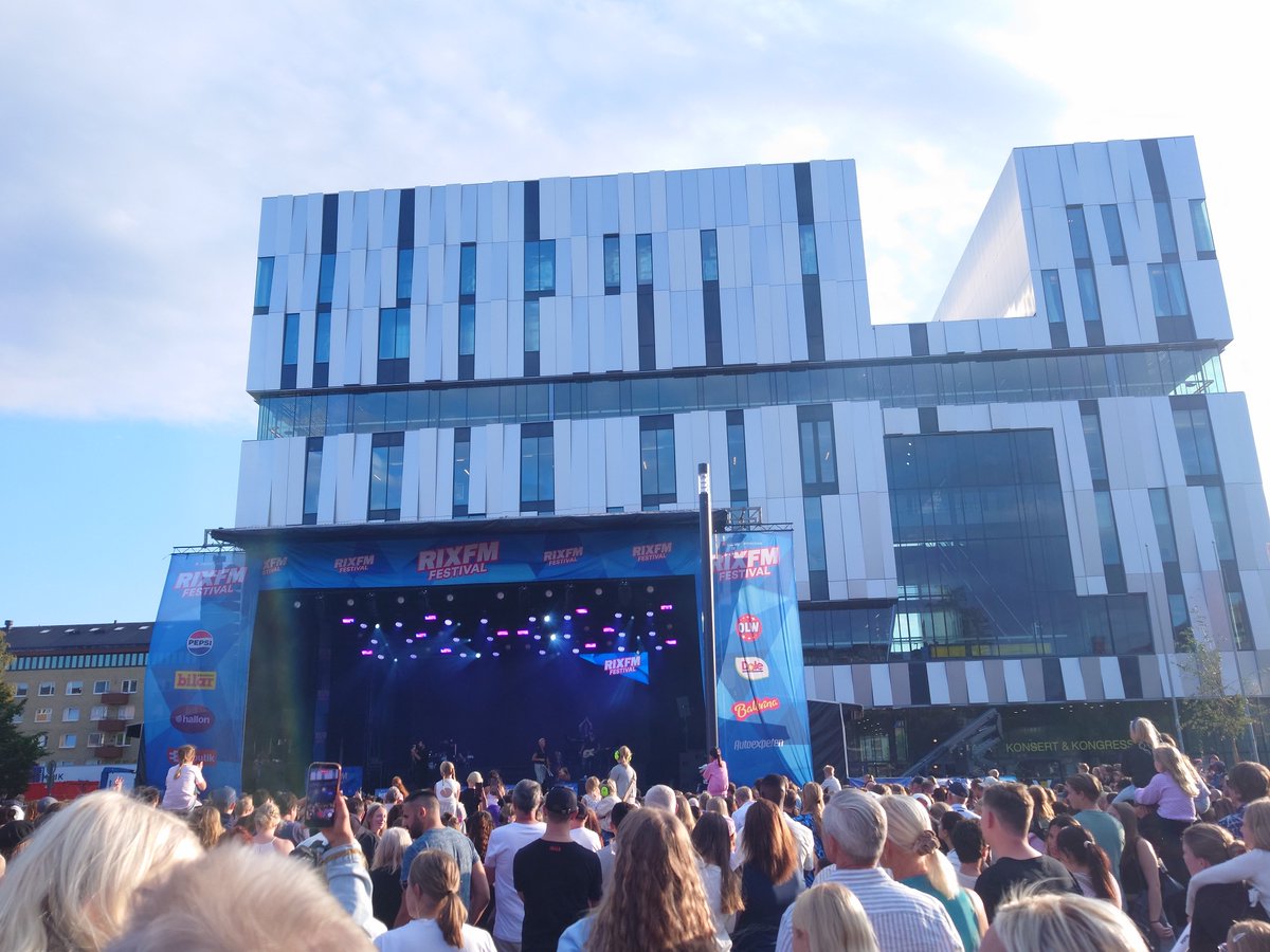 RCA_62's tweet photo. 街中で開演1時間前にポスターを見かけて、何かしらの野外音楽イベントで、入場無料とのことだったので、行ってみた。歓声も上がってたから、人気のアーティストが多かったみたい。全然知らなかったけれど、普通に楽しめました。 https://t.co/7XJ0l7gcHQ