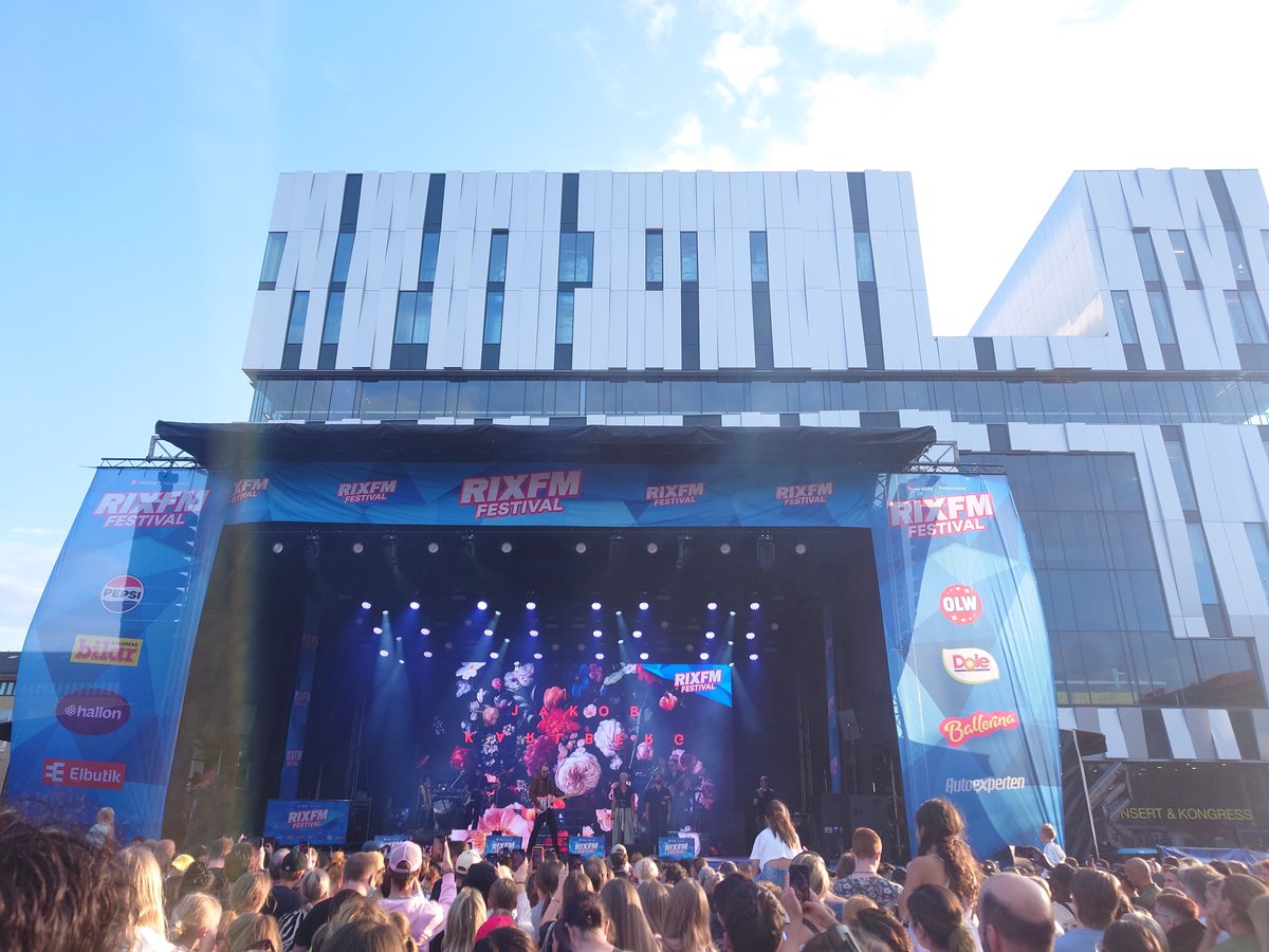 RCA_62's tweet photo. 街中で開演1時間前にポスターを見かけて、何かしらの野外音楽イベントで、入場無料とのことだったので、行ってみた。歓声も上がってたから、人気のアーティストが多かったみたい。全然知らなかったけれど、普通に楽しめました。 https://t.co/7XJ0l7gcHQ