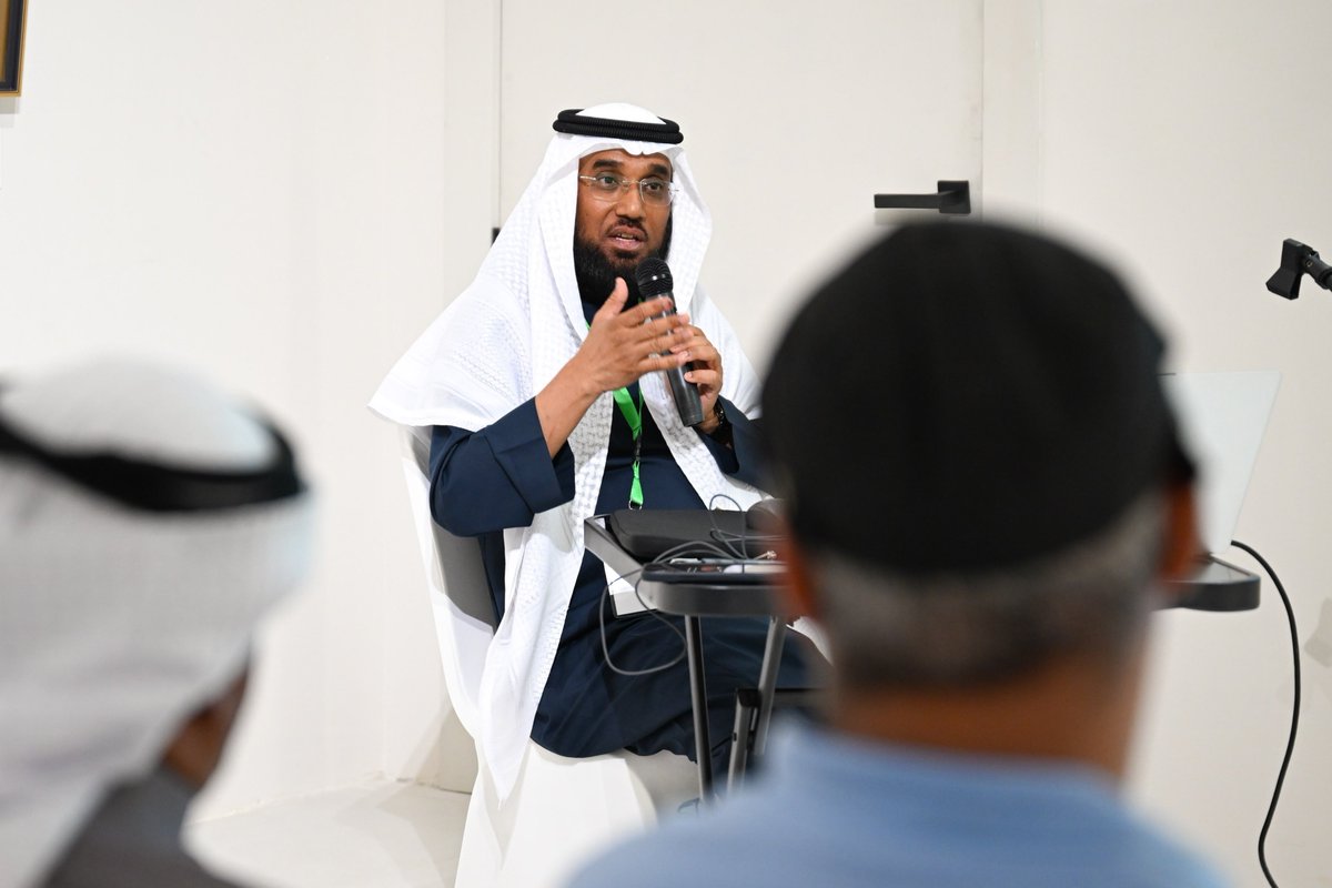 DarAwdah's tweet photo. ملتقى “عرش الحرف” يقيم ورشتي عمل عن الكسوة الشريفة وخطي النسخ والثلث

شهد اليوم الاول من ملتقى “عرش الحرف” المقام في دار عوضة التراثية اقامة ورشتي عمل تناولتا مراحل تنفيذ الكسوة الشريفة ونظام السطر في خطي النسخ والثلث بحضور خطاطين ومهتمين بالخط العربي وفنونه.

واستهلت برامج اليوم الاول بورشة بعنوان “مراحل تنفيذ الكسوة الشريفة” قدمها خياط كسوة الكعبة المشرفة مختار عالم واستعرض خلالها المراحل التي تمر بها صناعة كسوة الكعبة المشرفة بدءا من تجهيز الحرير الطبيعي وصباغته مرورا بعمليات النسيج والتطريز بخيوط الذهب والفضة وانتهاء باعمال الخياطة والتجميع كما تناول التقنيات الدقيقة والمهارات المتخصصة التي تتطلبها صناعة الكسوة وما تمثله من قيمة دينية وفنية وحضارية.

كما تضمن البرنامج ورشة بعنوان “نظام السطر في خطي النسخ والثلث” قدمها الخبير في بناء الهويات الثقافية زكي الهاشمي وتناول خلالها الاسس الفنية لبناء السطر في خطي النسخ والثلث وقواعد توزيع الحروف والكلمات وتحقيق التوازن البصري في التكوين الخطي مستعرضا نماذج تطبيقية توضح جماليات الخط العربي واصوله.

واتاحت الورشتان للحضور فرصة الاطلاع على الخبرات العملية لمقدميهما والتعرف على الجوانب الفنية المرتبطة بصناعة كسوة الكعبة المشرفة واصول الخط العربي وسط تفاعل من الخطاطين والمهتمين والمتخصصين.

وتأتي الورشتان ضمن برامج اليوم الاول لملتقى “عرش الحرف” الذي يهدف الى ابراز مكانة الخط العربي وفنونه وتعزيز الوعي بجمالياته واثراء المشهد الثقافي من خلال استضافة الخبرات والتجارب المتخصصة في هذا المجال.

#عرش_الحرف
#دار_عوضة
#الخط_العربي
#ألوان_الباحة2