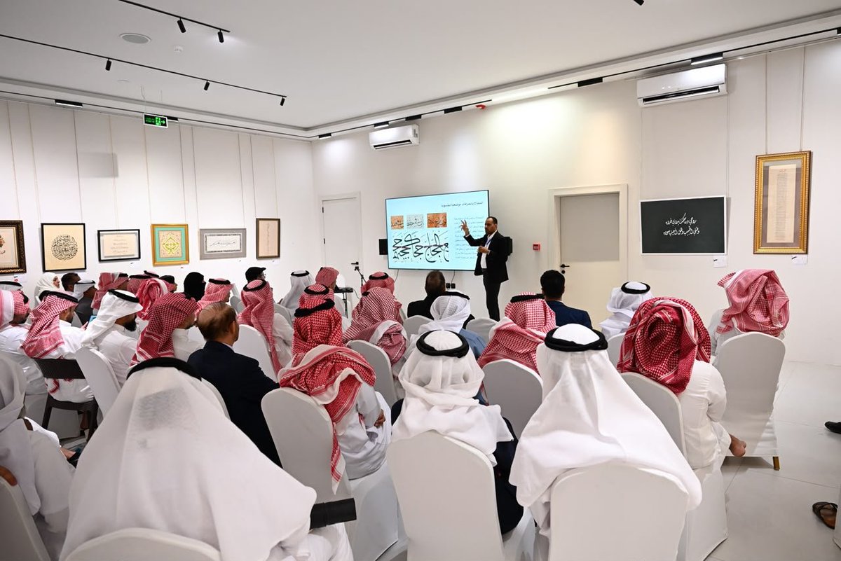 DarAwdah's tweet photo. ملتقى “عرش الحرف” يقيم ورشتي عمل عن الكسوة الشريفة وخطي النسخ والثلث

شهد اليوم الاول من ملتقى “عرش الحرف” المقام في دار عوضة التراثية اقامة ورشتي عمل تناولتا مراحل تنفيذ الكسوة الشريفة ونظام السطر في خطي النسخ والثلث بحضور خطاطين ومهتمين بالخط العربي وفنونه.

واستهلت برامج اليوم الاول بورشة بعنوان “مراحل تنفيذ الكسوة الشريفة” قدمها خياط كسوة الكعبة المشرفة مختار عالم واستعرض خلالها المراحل التي تمر بها صناعة كسوة الكعبة المشرفة بدءا من تجهيز الحرير الطبيعي وصباغته مرورا بعمليات النسيج والتطريز بخيوط الذهب والفضة وانتهاء باعمال الخياطة والتجميع كما تناول التقنيات الدقيقة والمهارات المتخصصة التي تتطلبها صناعة الكسوة وما تمثله من قيمة دينية وفنية وحضارية.

كما تضمن البرنامج ورشة بعنوان “نظام السطر في خطي النسخ والثلث” قدمها الخبير في بناء الهويات الثقافية زكي الهاشمي وتناول خلالها الاسس الفنية لبناء السطر في خطي النسخ والثلث وقواعد توزيع الحروف والكلمات وتحقيق التوازن البصري في التكوين الخطي مستعرضا نماذج تطبيقية توضح جماليات الخط العربي واصوله.

واتاحت الورشتان للحضور فرصة الاطلاع على الخبرات العملية لمقدميهما والتعرف على الجوانب الفنية المرتبطة بصناعة كسوة الكعبة المشرفة واصول الخط العربي وسط تفاعل من الخطاطين والمهتمين والمتخصصين.

وتأتي الورشتان ضمن برامج اليوم الاول لملتقى “عرش الحرف” الذي يهدف الى ابراز مكانة الخط العربي وفنونه وتعزيز الوعي بجمالياته واثراء المشهد الثقافي من خلال استضافة الخبرات والتجارب المتخصصة في هذا المجال.

#عرش_الحرف
#دار_عوضة
#الخط_العربي
#ألوان_الباحة2