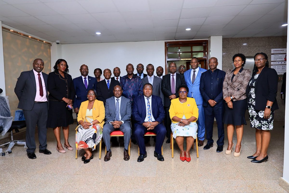 OAG_Uganda's tweet photo. #Update: The Auditor General, Mr. Edward Akol together with the Members of Top Management, has paid a courtesy visit to the Speaker of Parliament, Rt. Hon. Jacob Marksons Oboth in his office at Parliament.
Mr. Akol congratulated the Rt. Hon. Speaker upon his election as the Speaker of the 12th Parliament.
The Rt. Hon. Speaker pledged support to the Office of the Auditor General to effectively execute her mandate.