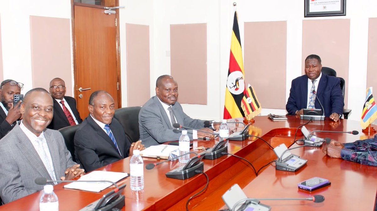 OAG_Uganda's tweet photo. #Update: The Auditor General, Mr. Edward Akol together with the Members of Top Management, has paid a courtesy visit to the Speaker of Parliament, Rt. Hon. Jacob Marksons Oboth in his office at Parliament.
Mr. Akol congratulated the Rt. Hon. Speaker upon his election as the Speaker of the 12th Parliament.
The Rt. Hon. Speaker pledged support to the Office of the Auditor General to effectively execute her mandate.