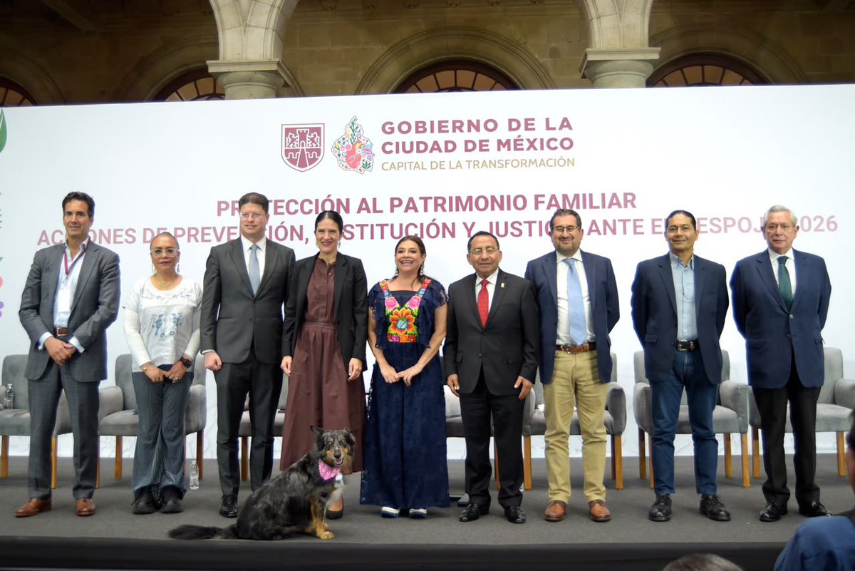 PabloVazC's tweet photo. Hoy acompañé a la jefa de Gobierno, @ClaraBrugadaM, en la presentación de las Acciones de Prevención, Restitución y Justicia ante el Despojo 2026, una estrategia para proteger el patrimonio y garantizar los derechos de las y los habitantes de la #CDMX.

Con el Protocolo de Atención de esta estrategia, toda denuncia por un posible despojo o invasión será atendida de manera coordinada por las autoridades, bajo los ejes de reacción inmediata, evaluación especializada de la situación y acción eficaz y contundente.

Desde la @SSC_CDMX trabajaremos junto con las demás instituciones del Gabinete contra el Despojo del Gobierno de la Ciudad de México para prevenir, atender e investigar estos casos, con el objetivo de que no haya impunidad en este delito.