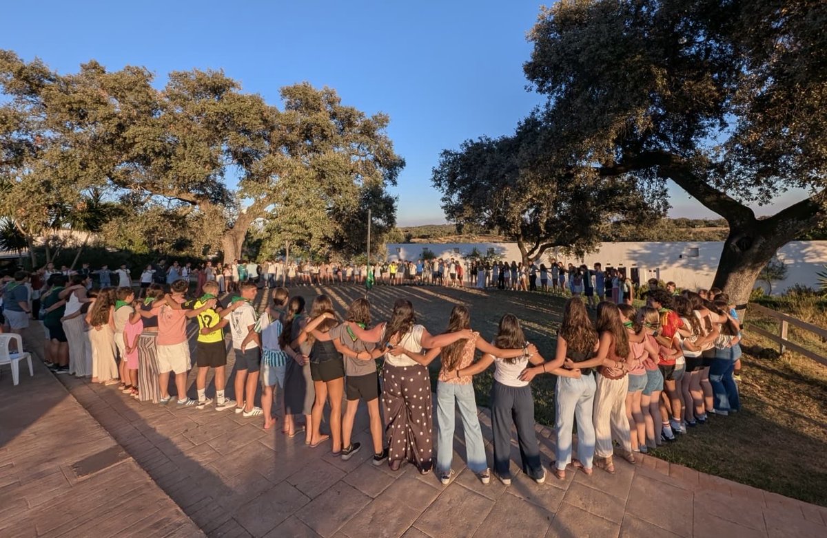 SoyDeLaVeraCruz's tweet photo. #ACTUALIDAD | SEGUNDO TURNO DEL XXXVII CAMPAMENTO VERA-CRUZ.

GALERÍA DE IMÁGENES DE LOS NOVATOS DEL SEGUNDO TURNO: https://t.co/HLoHRKlftw

Del 3 al 7 de agosto de 2026, en las instalaciones de Sentir Nature (Aznalcóllar, Sevilla), se celebra el Segundo Turno del XXXVII Campamento Vera-Cruz, dirigido a jóvenes de entre 12 y 15 años, nacidos entre 2011 y 2014, ambos inclusive.

Entre los 94 participantes de este turno, se cuentan 38 campistas que viven su primera experiencia, de los cuales 5 han recibido por primera vez el pañuelo, incorporándose así al Campamento alcalareño. ¡Bienvenidos, hermanos!

Antes de la llegada del Primer Turno a la Capilla de San Gregorio para la Acción de Gracias ante nuestros Sagrados Titulares, tuvo lugar la tradicional entrega de la bandera, que pasó de Amal Mohamed Alid, campista de mayor edad de este turno, al de menor edad del Segundo Turno, N. H. Gonzalo Sánchez Martín.

El desarrollo del campamento continúa cumpliendo sus objetivos y transcurre con total normalidad, destacando el ambiente de fraternidad y convivencia entre los jóvenes, quienes disfrutan plenamente gracias a la dedicación de nuestro comprometido equipo de monitores. La excelencia del trabajo, el esfuerzo, la originalidad es palpable en cada publicación que admiramos desde la cuenta oficial de Instagram del CVC: https://t.co/4Qud1eh8sE

Asimismo, contamos nuevamente con la colaboración de nuestro equipo de cocina. 

Como también es tradicional y forma parte de la esencia y del transcurso del Campamento Vera-Cruz, la Junta de Oficiales ha acudido, en el día de hoy, a visitar las instalaciones. Muestra así su presencia en una jornada especialmente dedicada a profundizar en los valores y fines de nuestra Hermandad. El Hermano Mayor se dirigió a los jóvenes con cercanía, agradeciendo a monitores y equipo de cocina su entrega y esfuerzo.

Oramos al Santísimo Cristo de la Vera-Cruz, con la mediación de María Santísima de las Angustias Coronada, por los frutos espirituales de nuestro Campamento en todos y cada uno sus participantes.