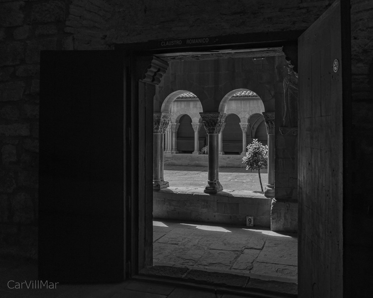 SofiCasCar's tweet photo. #aragon 
#huesca
Claustro #SanPedroelViejo #romanico
Al traspasar la puerta, nos encontramos con la belleza de los capiteles como un libro abierto donde las figuras humanas y bestias fantásticas narran gestos de fe o de lucha entre un bosque de vegetales. https://t.co/cD0xqn9jCU