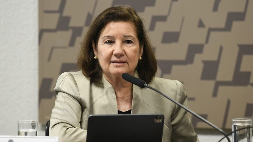 MarinaSilva's tweet photo. Quero manifestar minha plena solidariedade com a Embaixadora do Brasil nos Estados Unidos, Maria Luiza Viotti, pela injustificada medida de revogação do seu visto diplomático anunciada pelo governo de Donald Trump. A Embaixadora Maria Luíza é a primeira mulher que ocupa o mais alto cargo da diplomacia brasileira e, ao longo de mais de quatro anos, tem inalteravelmente demonstrado sua elevada competência profissional e admirável integridade pessoal a serviço da difícil gestão de uma das mais delicadas de nossas relações diplomáticas. 

O recente episódio é ainda mais lastimável em razão do alegado pretexto de retaliação contra decisões tomadas pelo Brasil em defesa da soberania nacional e da qualidade de seu processo eleitoral reconhecida internacionalmente. Faço votos para que o espírito de serenidade e equilíbrio que caracteriza as relações entre o Brasil e os Estados Unidos volte a prevalecer por meio de diálogo respeitoso capaz de conduzir à uma solução digna e mutuamente satisfatória para ambos os governos.