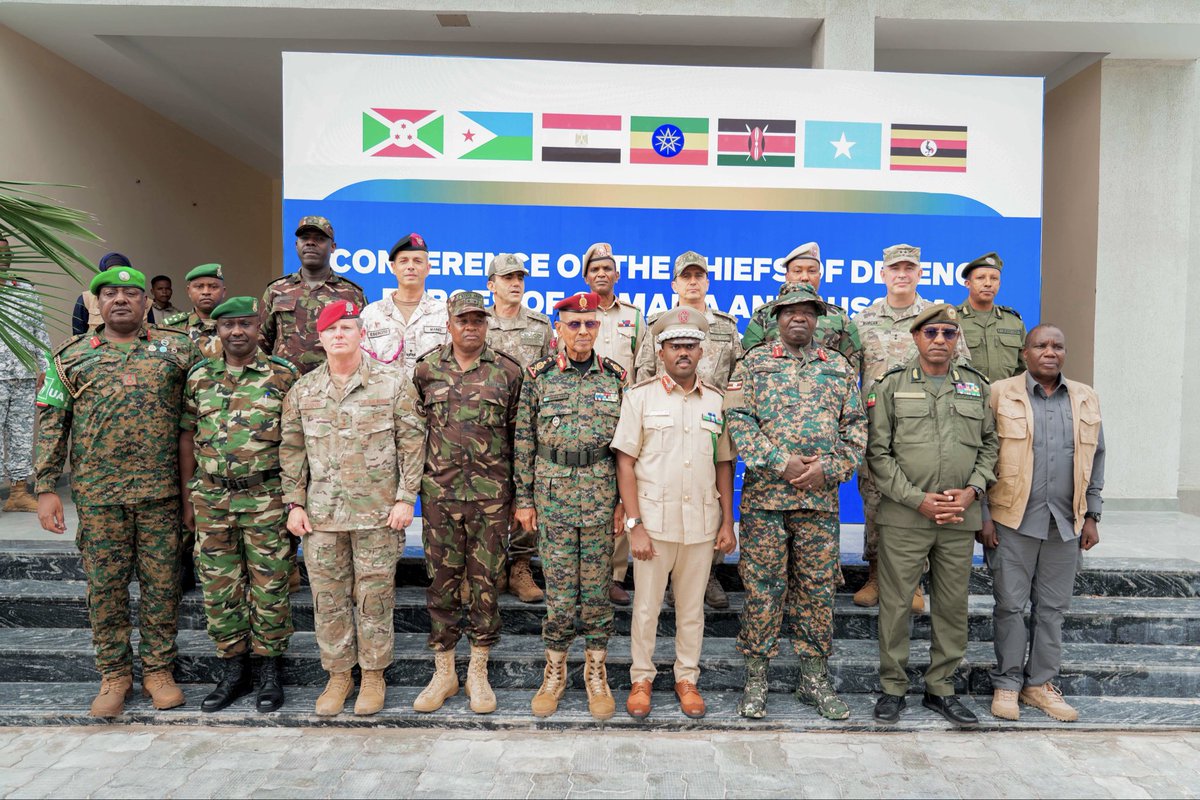 SNAForce's tweet photo. The Commander of the Somali National Armed Forces, Brig. Gen. Ibrahim Mohamed Mohamud, concluded the AUSSOM Defence Chiefs’ Meeting, focused on security transition, operational coordination, and strengthening the capabilities of the SNAF.

#Somalia #AUSSOM #SNAF #Security https://t.co/6cnQzzqRco