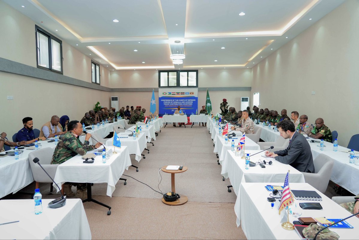 SNAForce's tweet photo. The Commander of the Somali National Armed Forces, Brig. Gen. Ibrahim Mohamed Mohamud, concluded the AUSSOM Defence Chiefs’ Meeting, focused on security transition, operational coordination, and strengthening the capabilities of the SNAF.

#Somalia #AUSSOM #SNAF #Security https://t.co/6cnQzzqRco