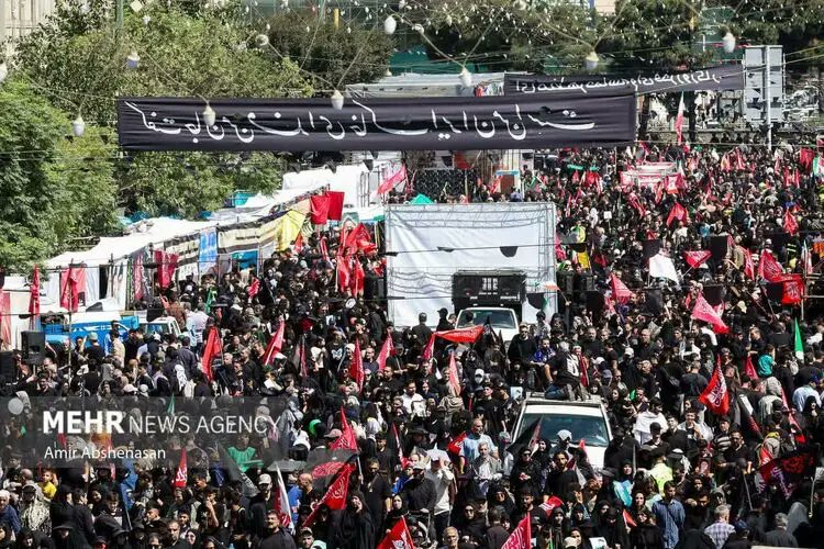 ZVarzi52854's tweet photo. نیت کنیم، هر قدم را هدیه کنیم به کودکی که در کربلا تشنه ماند ..
 به مادری که صبر را معنا کرد ..
به علمداری که دست داد، اما وفا نداد و به امامی که جان داد تا انسان بمانیم!
#جاماندگان_اربعین https://t.co/fdFEWfxG3B