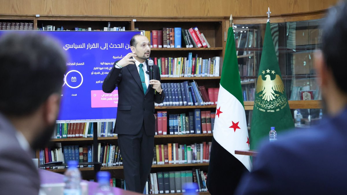 SYDiplolnst's tweet photo. نظّم المعهد الدبلوماسي في وزارة الخارجية والمغتربين محاضرة بعنوان "الإعلام والرأي العام وصناعة السرديات"، قدّمها الدكتور حسام حج عمر، المحاضر بجامعة أكسفورد في المملكة المتحدة، وذلك بحضور عدد من كوادر الوزارة. https://t.co/sNaXUkQRqf