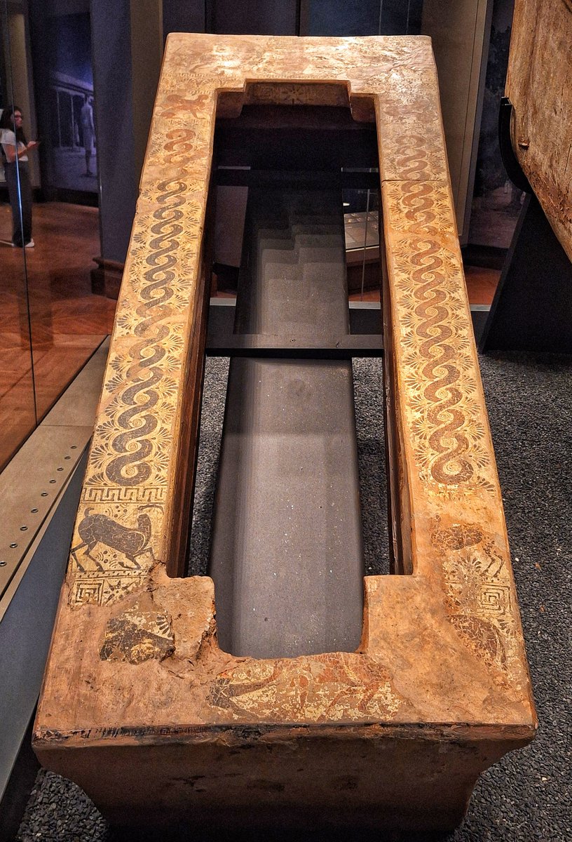 cagataytopcu's tweet photo. Pişmiş topraktan lahitler "Sarcophagus" yani "et yiyen/kemiren" olarak tanımlanmış. Antik dönemde kullanılan taşın cesedi dişler hariç kısa sürede erittiğine inanıldığı için bu isim lahitlere verilmiş.
#istanbul #arkeoloji #müze #lahit #tarih #sanat #genelkültür https://t.co/xUnPHfoVnb
